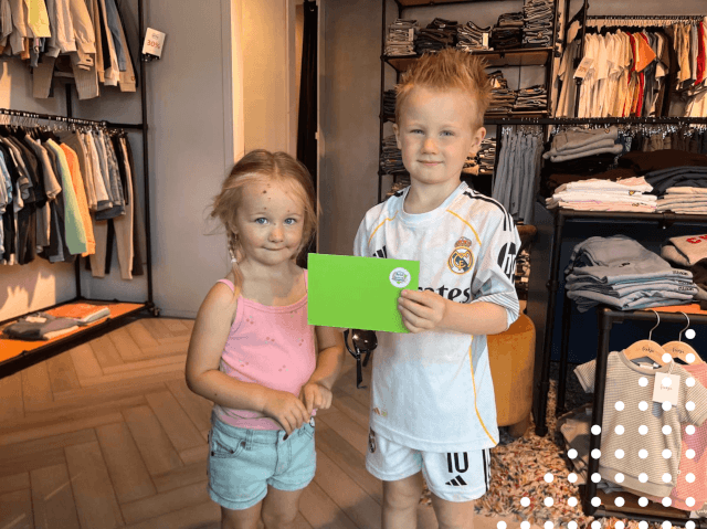 Winnaar Stoepkrijtwedstrijd ontvangt prijs
