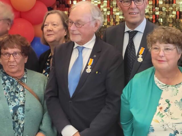 Frits ontvangt welverdiend lintje voor jarenlange inzet